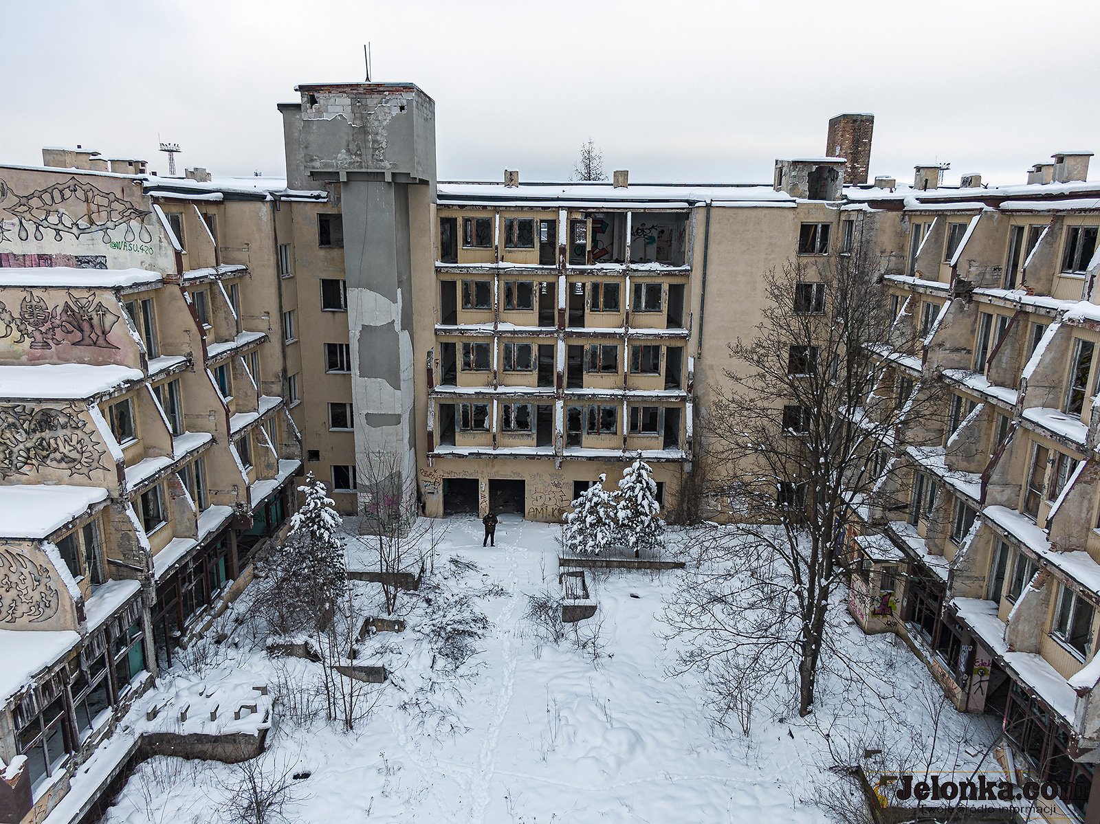 z-hotelu-zostaa-ruina-94881