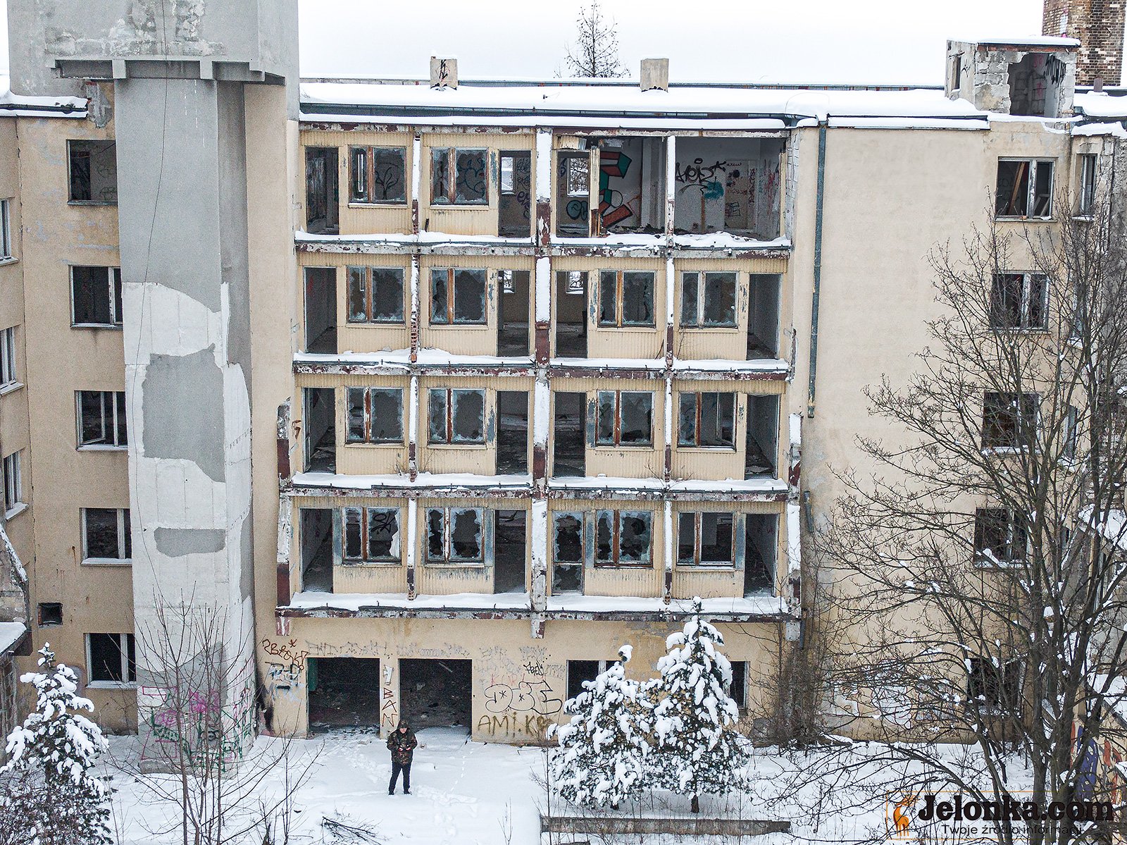 z-hotelu-zostaa-ruina-94881