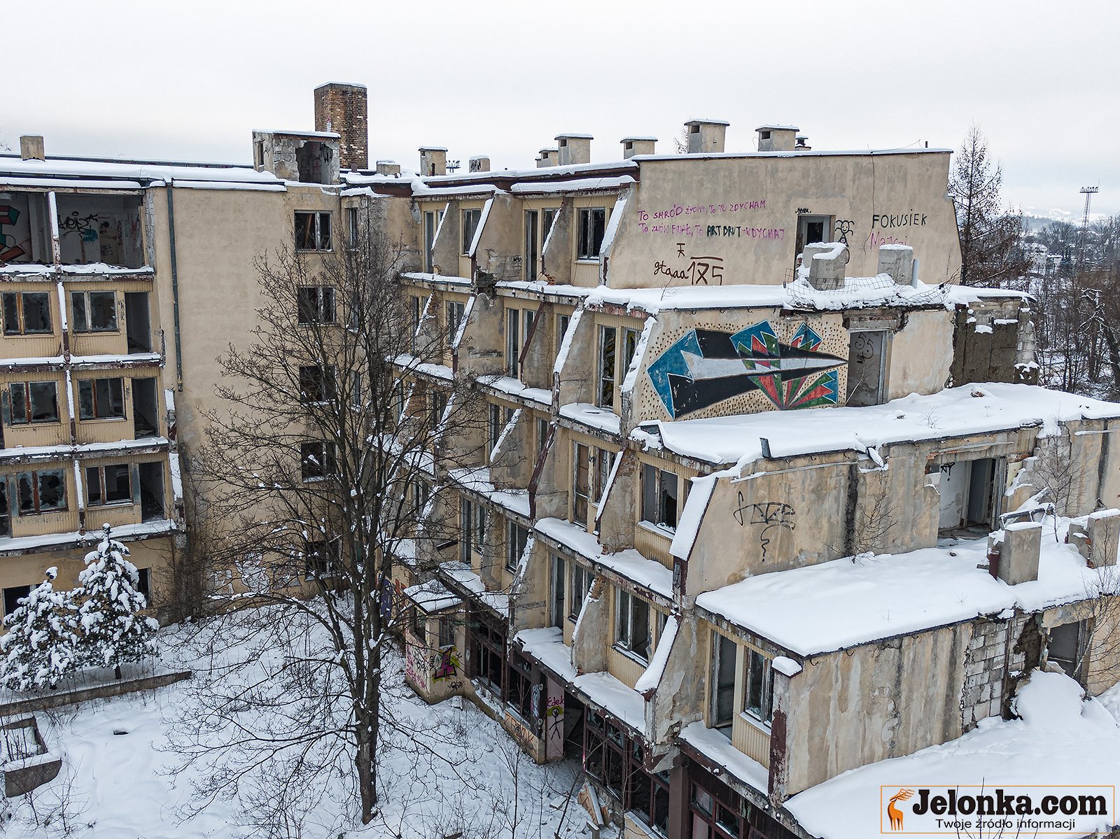 z-hotelu-zostaa-ruina-94881