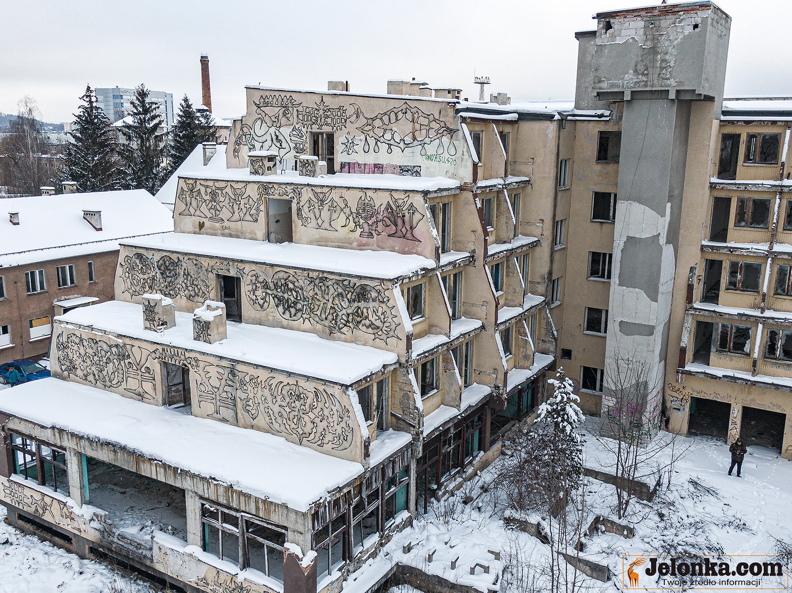z-hotelu-zostaa-ruina-94881