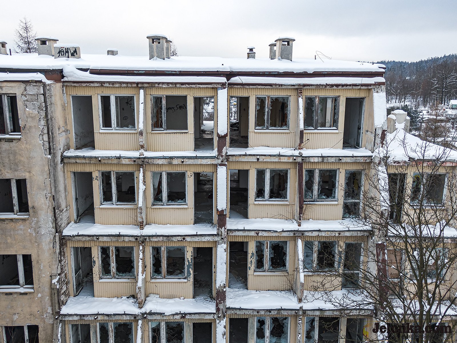 z-hotelu-zostaa-ruina-94881
