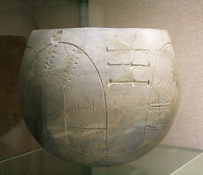 Naczynie ceramiczne kultury wstęgowej rytej/fot. Wikipedia