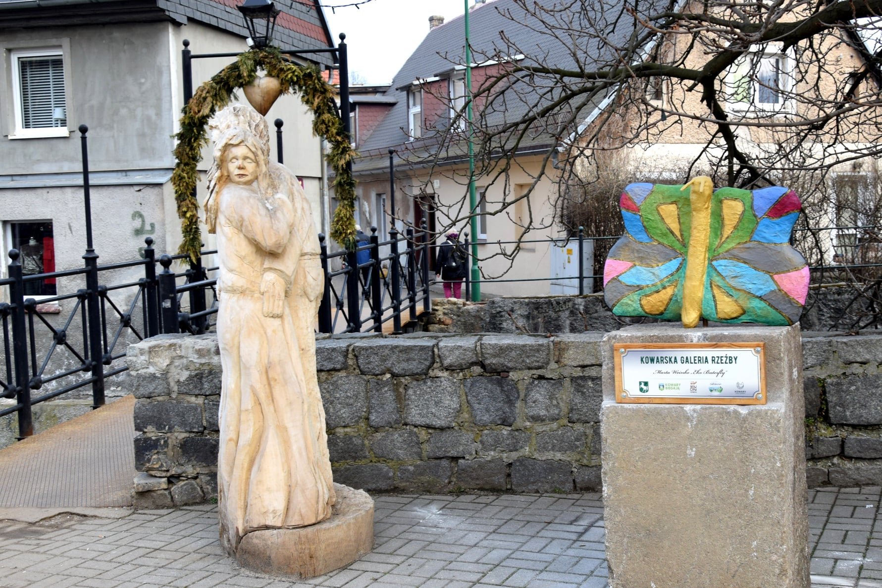 wandale-oszpecili-rzezbe-95230