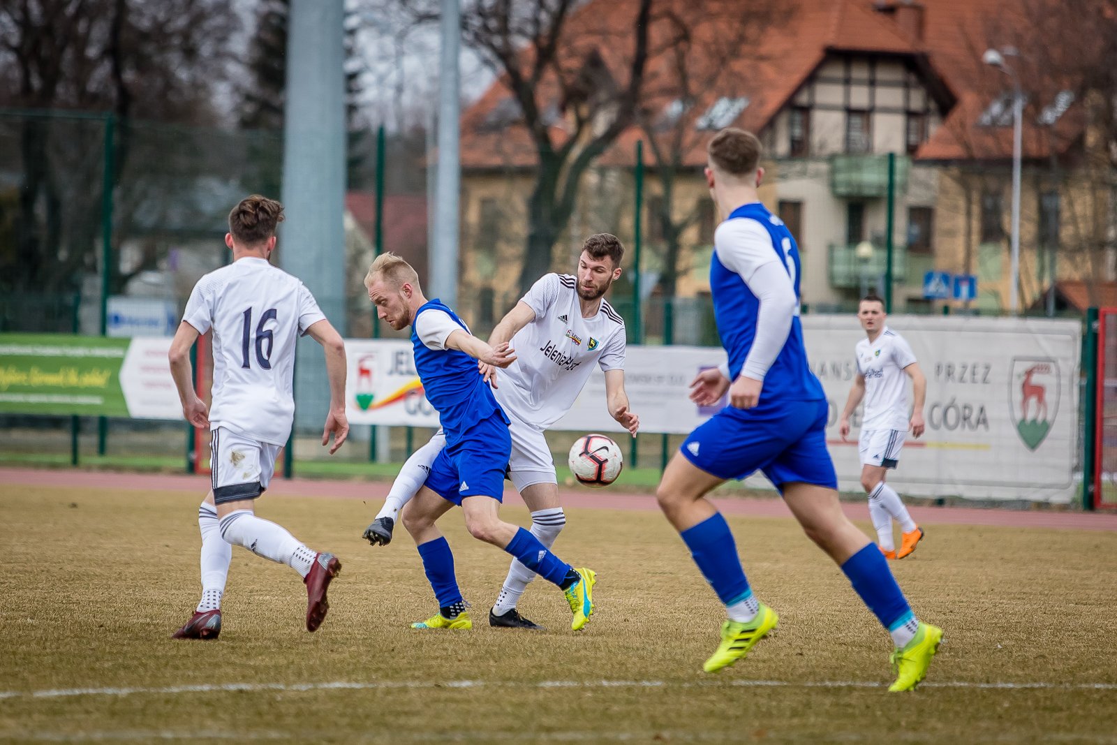 iv-liga-apis-rozbity-95330
