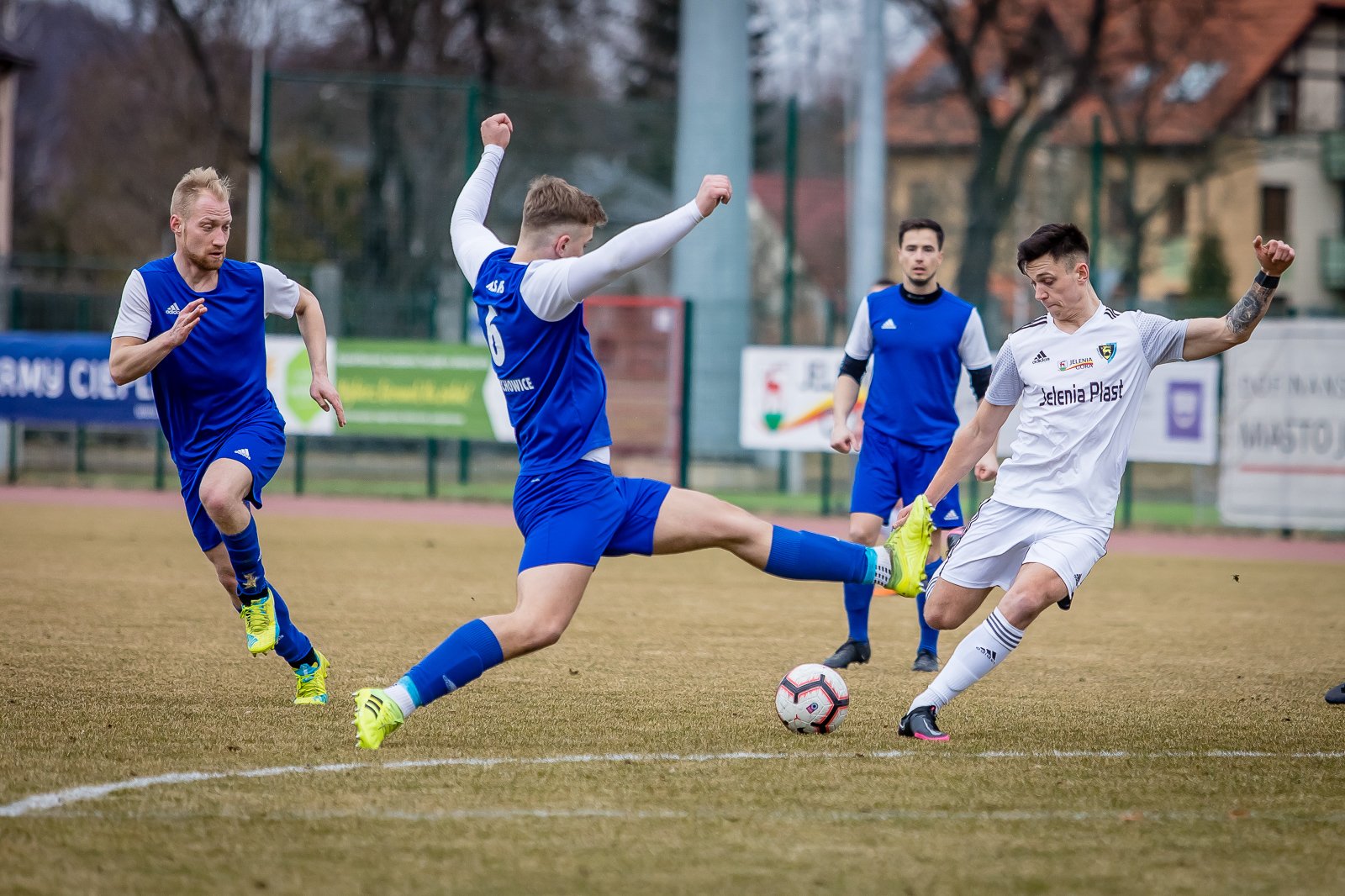 iv-liga-apis-rozbity-95330
