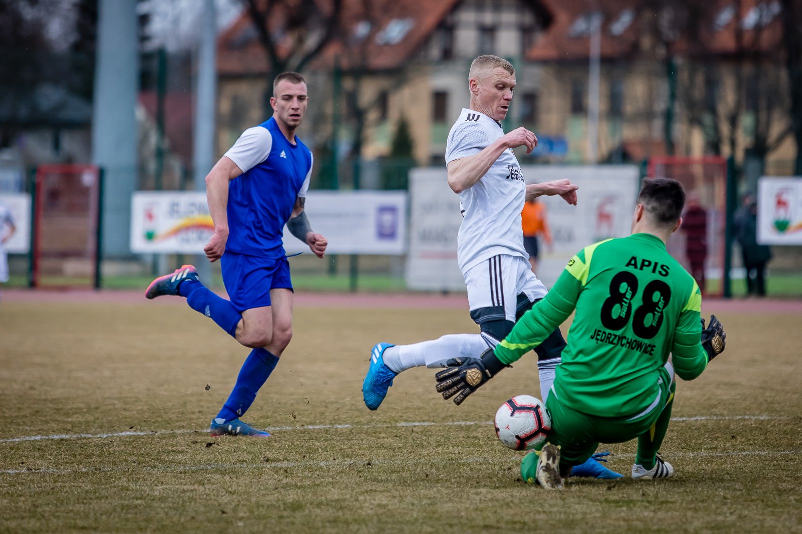 iv-liga-apis-rozbity-95330
