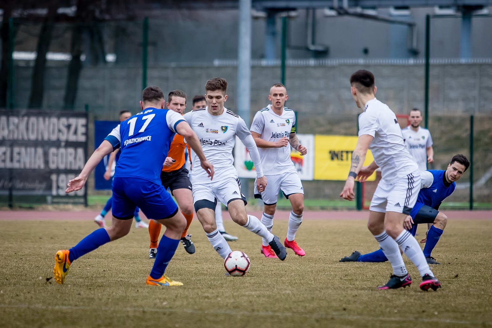 iv-liga-apis-rozbity-95330