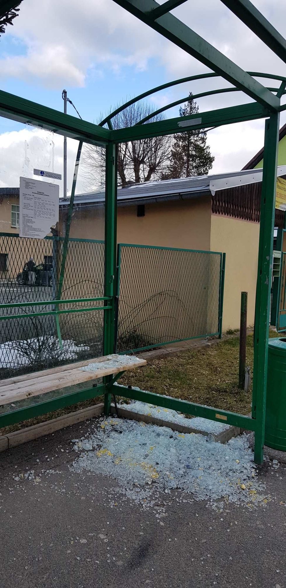 wandale-niszcza-wiate-95557