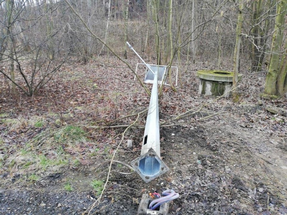 zodzieje-ukradli-lampe-95587