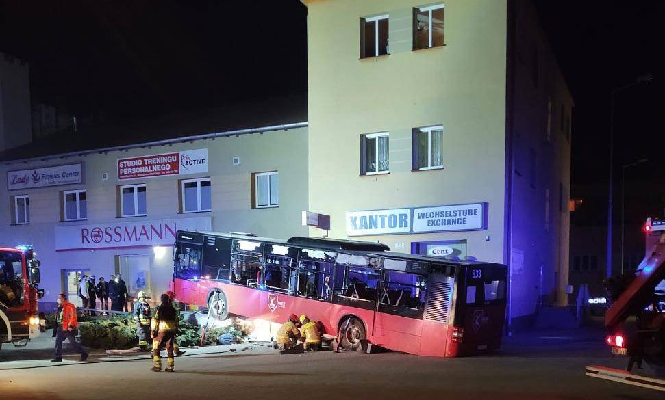 autobus-mzk-uderzy-w-cieplicki-sklep-rossmann-aktualizacja-95714