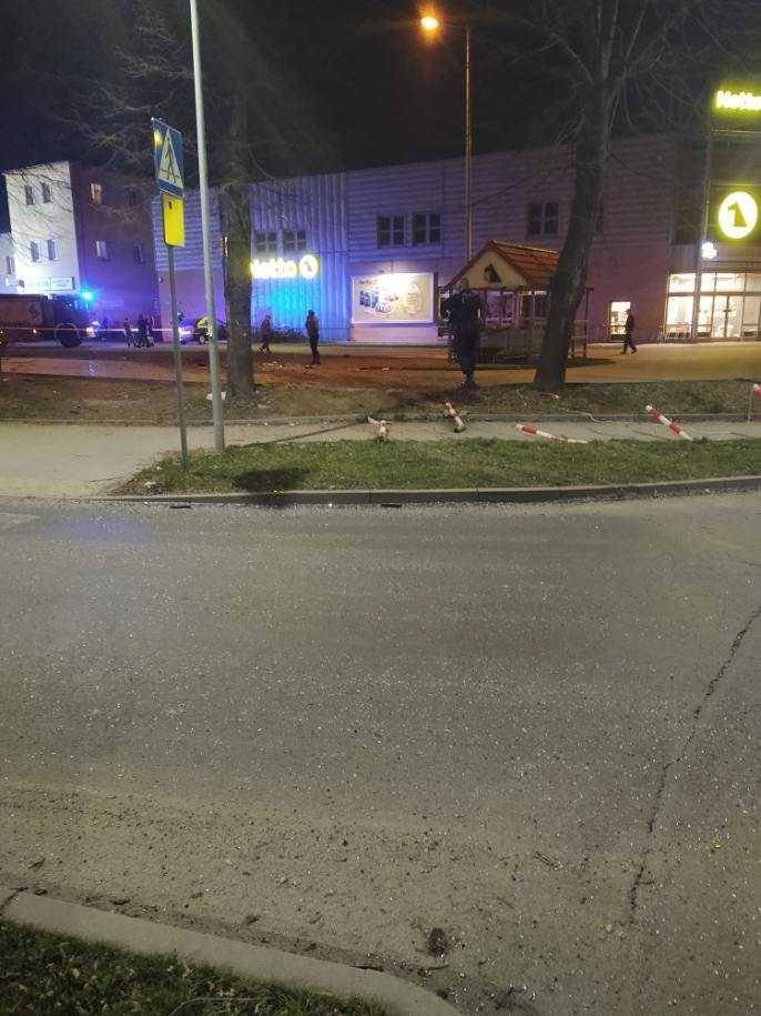 autobus-mzk-uderzy-w-cieplicki-sklep-rossmann-aktualizacja-95714
