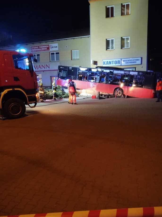 autobus-mzk-uderzy-w-cieplicki-sklep-rossmann-aktualizacja-95714