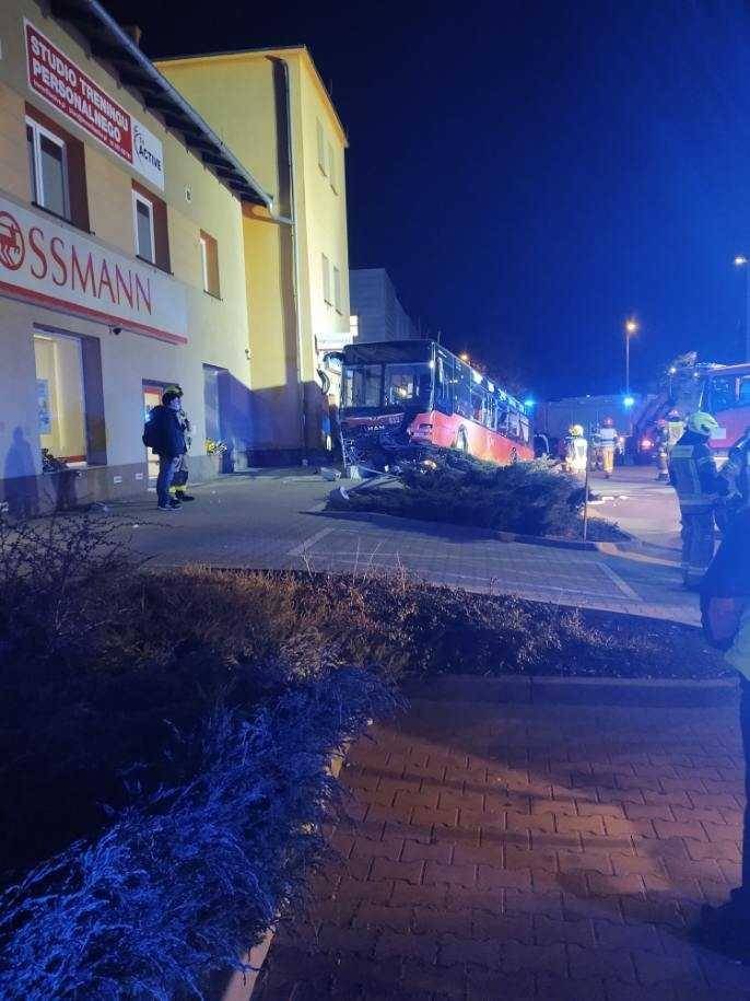 autobus-mzk-uderzy-w-cieplicki-sklep-rossmann-aktualizacja-95714