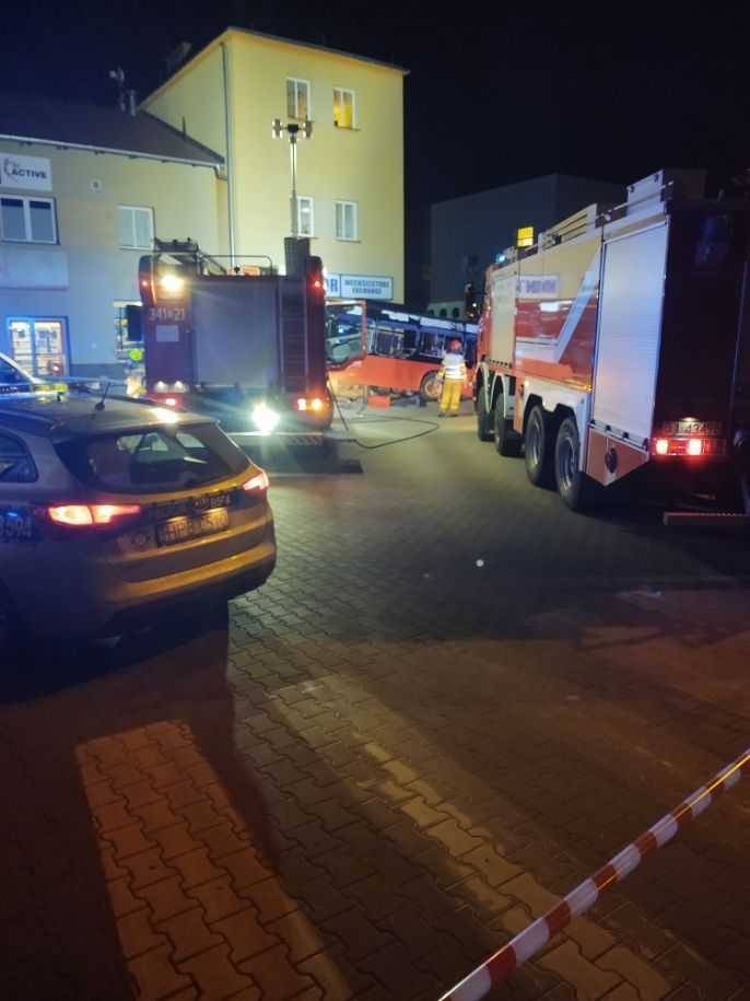 autobus-mzk-uderzy-w-cieplicki-sklep-rossmann-aktualizacja-95714