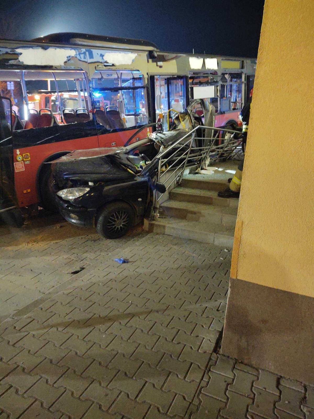 autobus-mzk-uderzy-w-cieplicki-sklep-rossmann-aktualizacja-95714