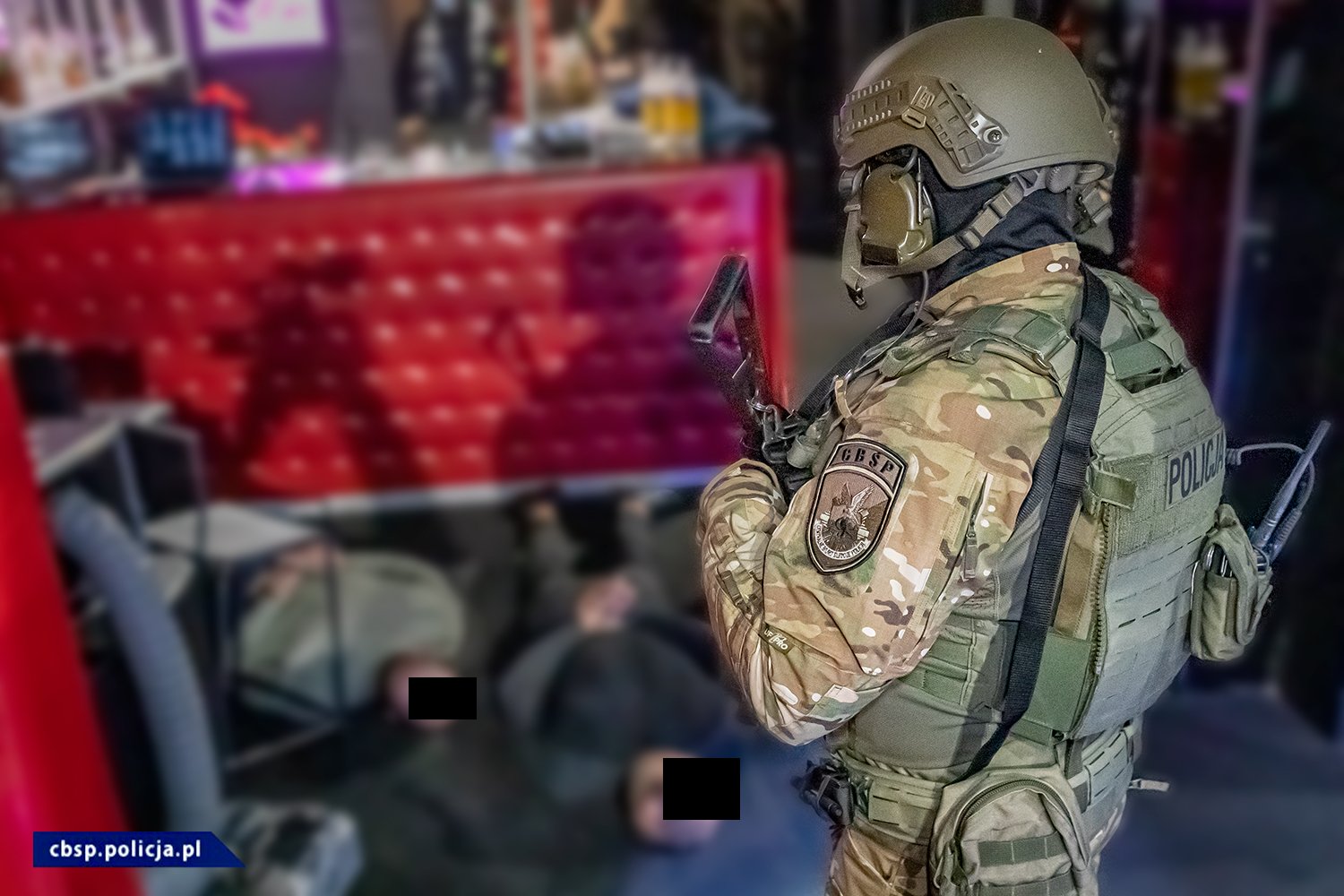 policjanci-w-gangu-96247