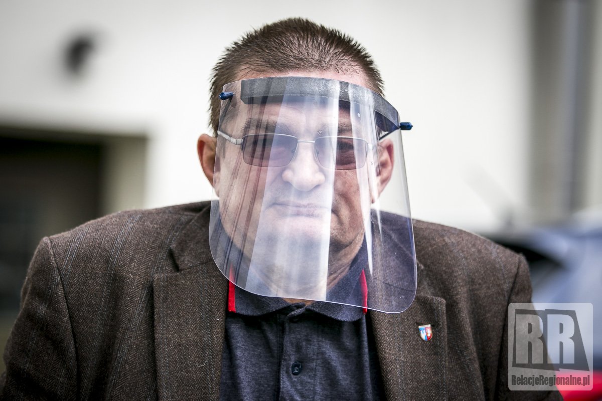 przewodniczacy-rezygnuje-96326