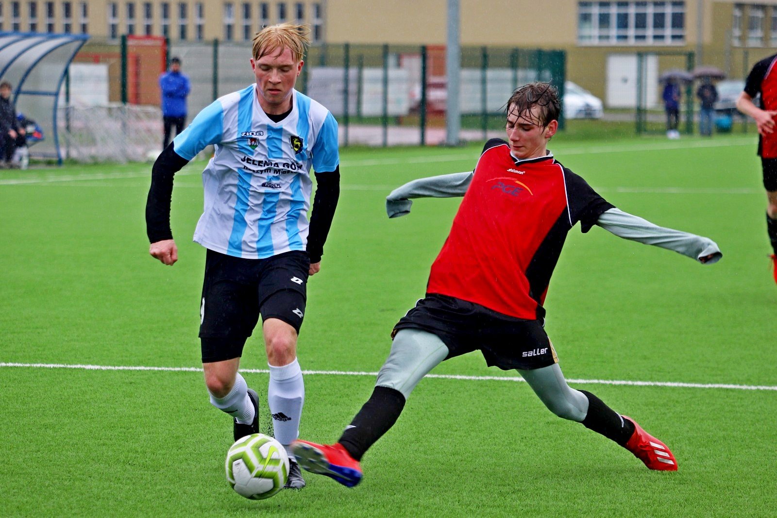 wicelider-rozbity-w-strugach-deszczu-96357