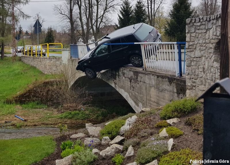 auto-zawiso-nad-rzeka-aktualizacja-96461