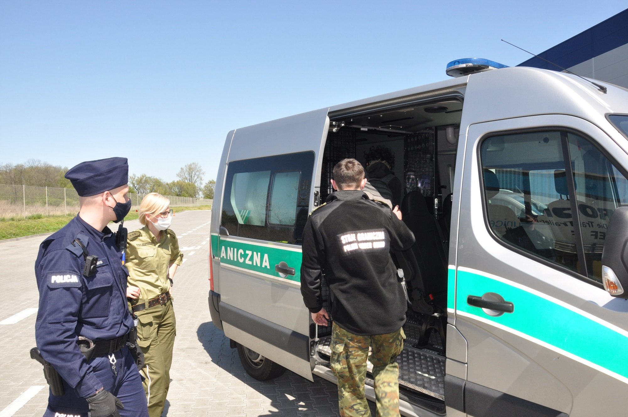 emigranci-ukryli-sie-w-klimatyzatorach-96582