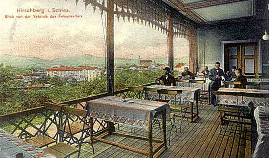 Widok z werandy restauracji Skalna Piwnica. Miło zjeść obiad w takim otoczeniu.