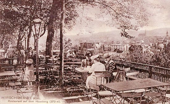 Restauracja na Hausbergu. W tle - Jelenia Góra.