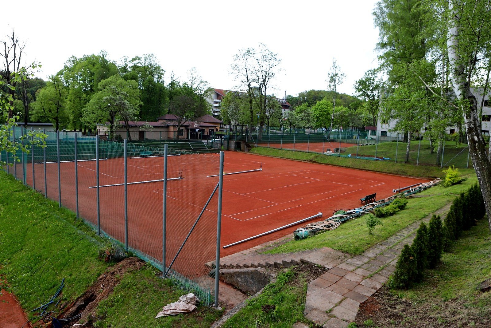 spoka-remontuje-korty-96912