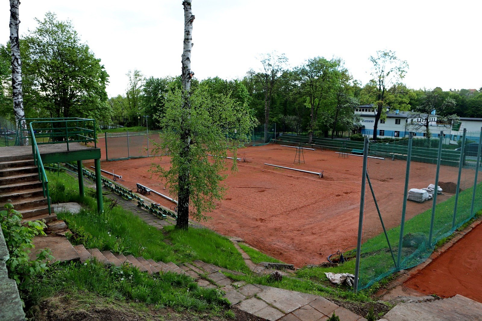 spoka-remontuje-korty-96912