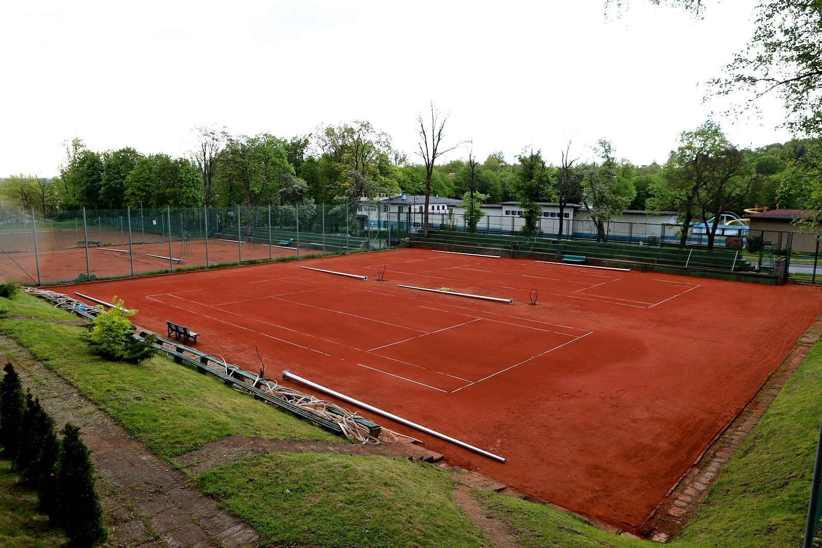 spoka-remontuje-korty-96912