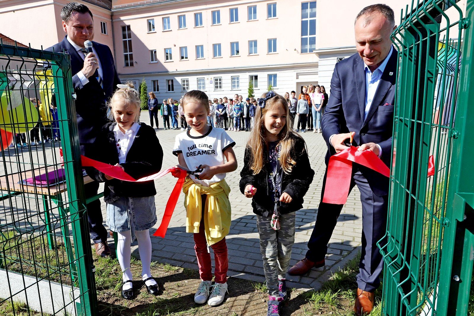 wstega-przecieta-dzieci-moga-sie-bawic-97040