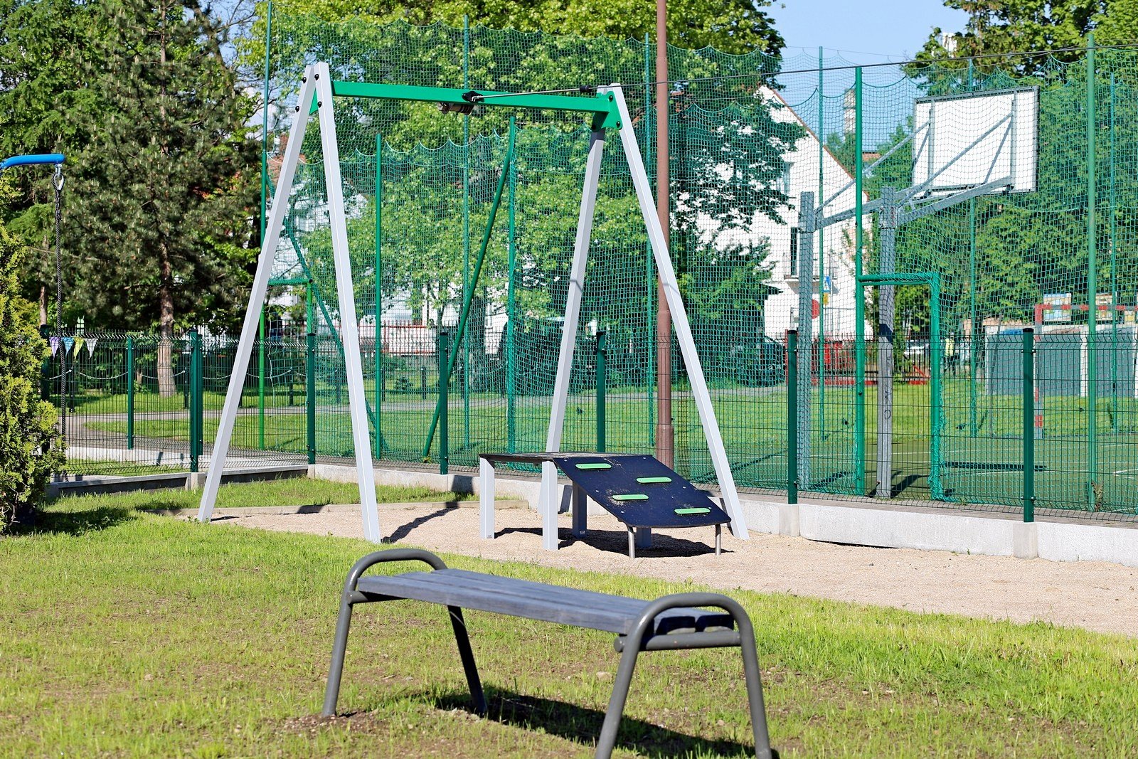 wstega-przecieta-dzieci-moga-sie-bawic-97040