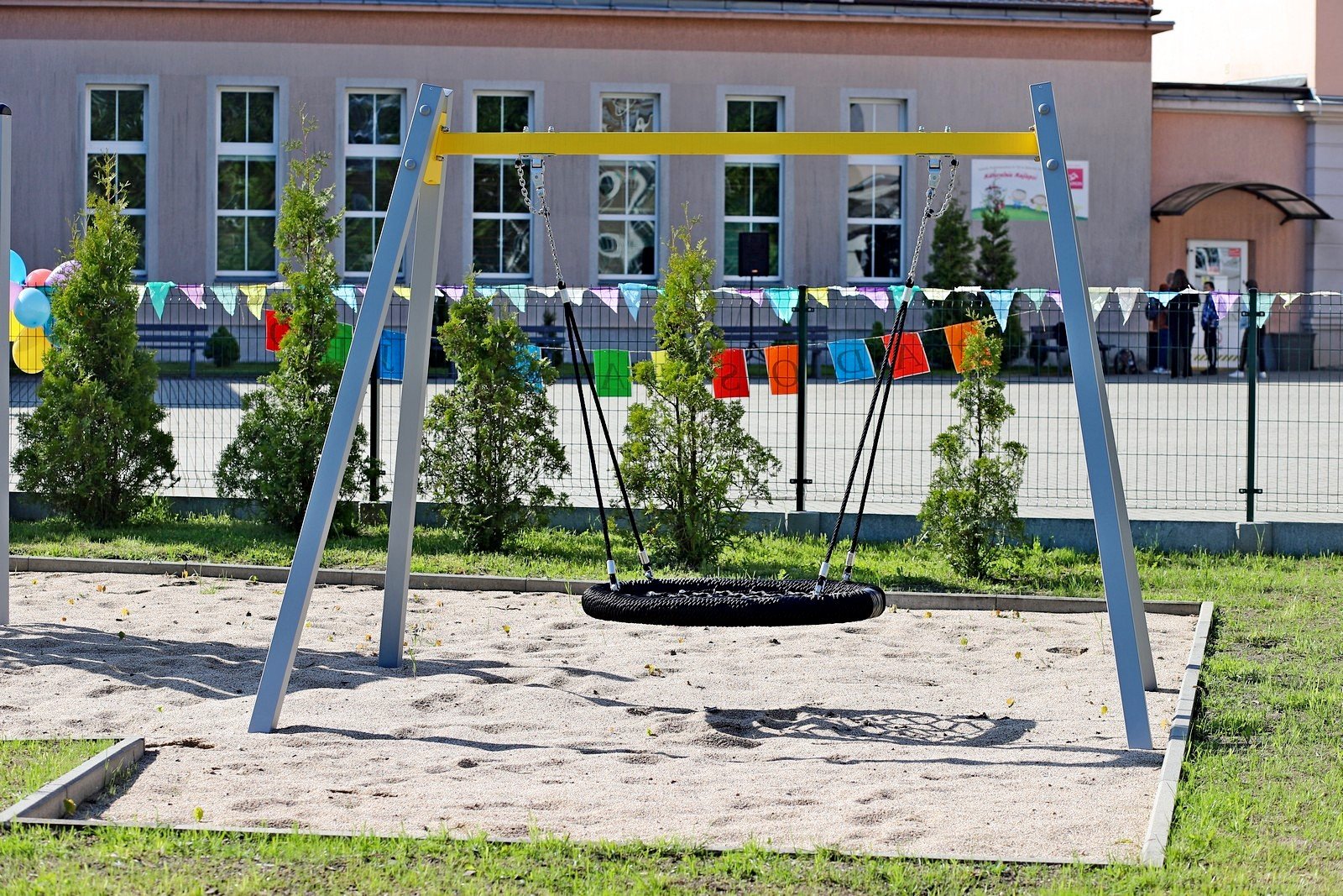 wstega-przecieta-dzieci-moga-sie-bawic-97040