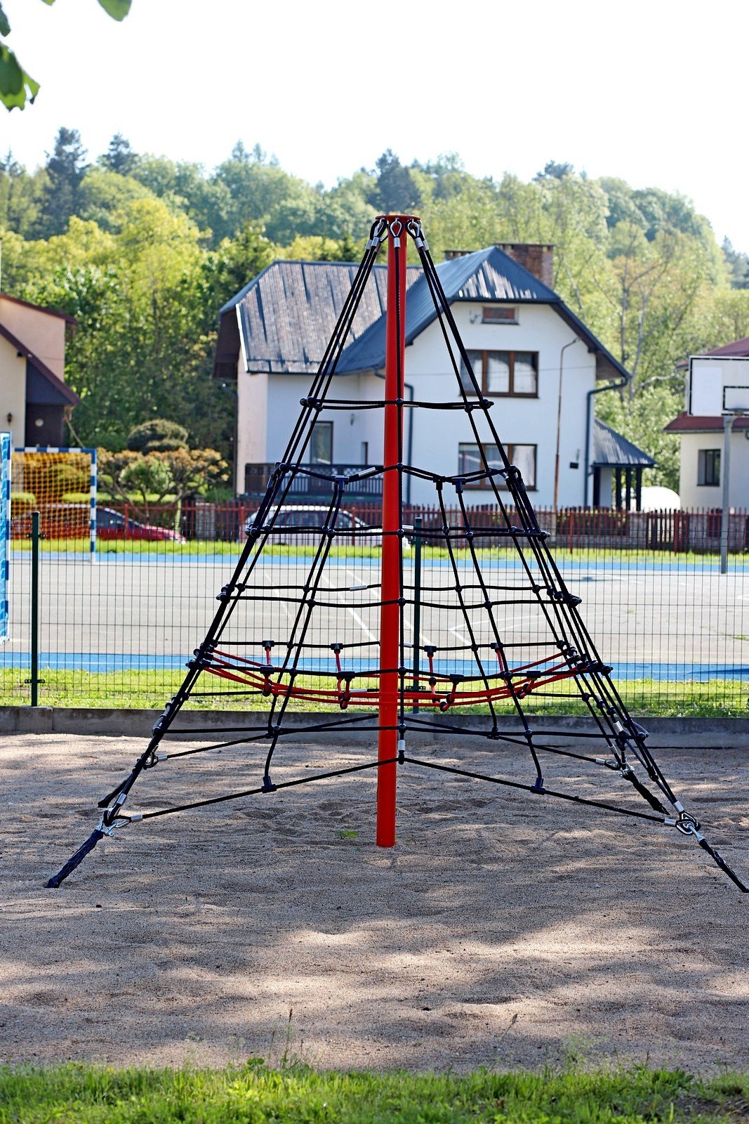 wstega-przecieta-dzieci-moga-sie-bawic-97040