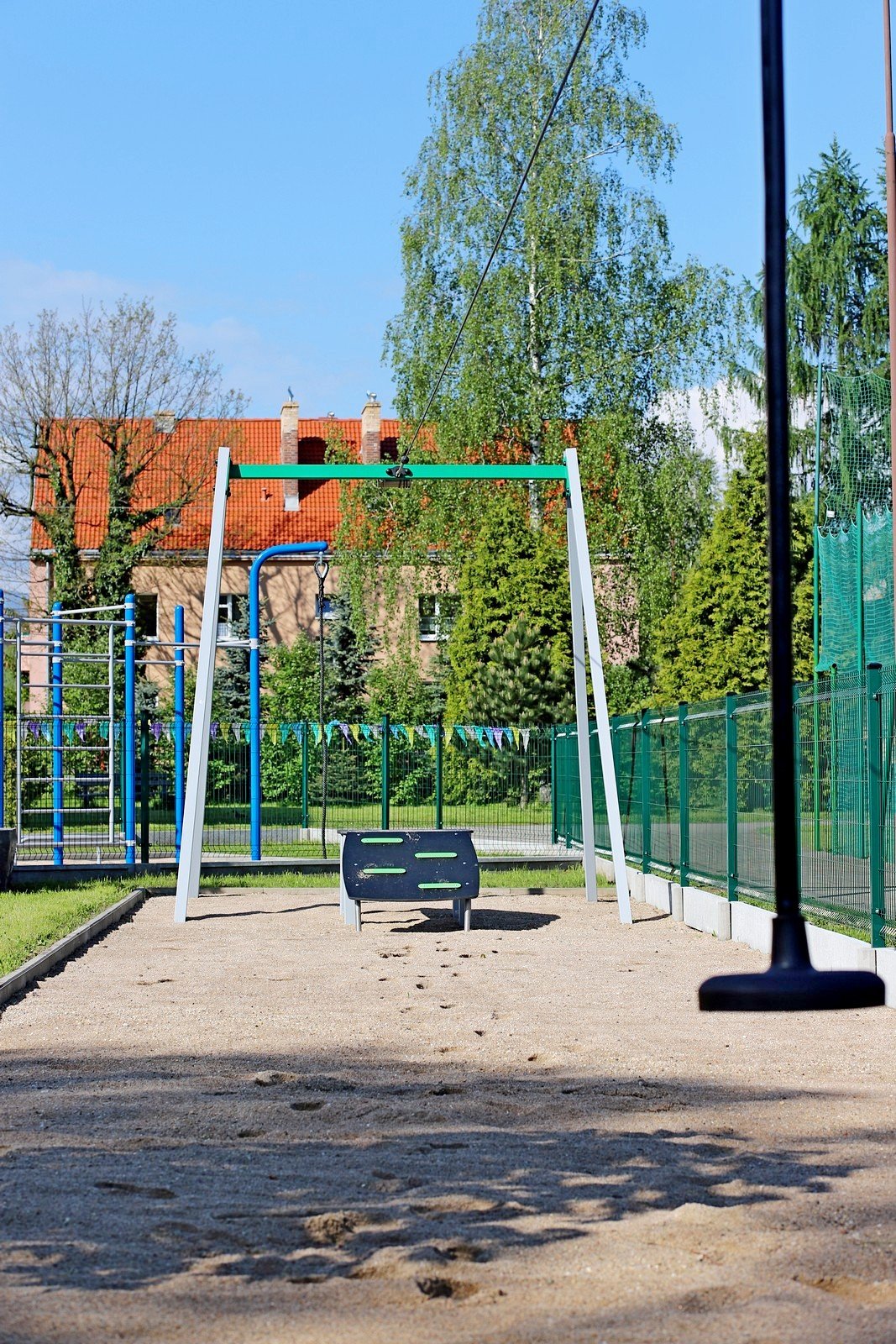 wstega-przecieta-dzieci-moga-sie-bawic-97040