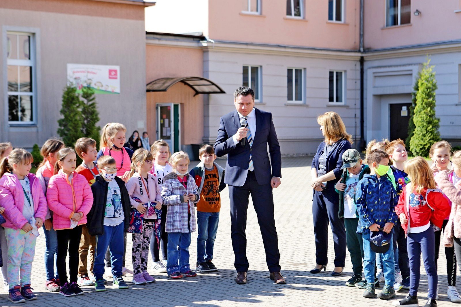 wstega-przecieta-dzieci-moga-sie-bawic-97040
