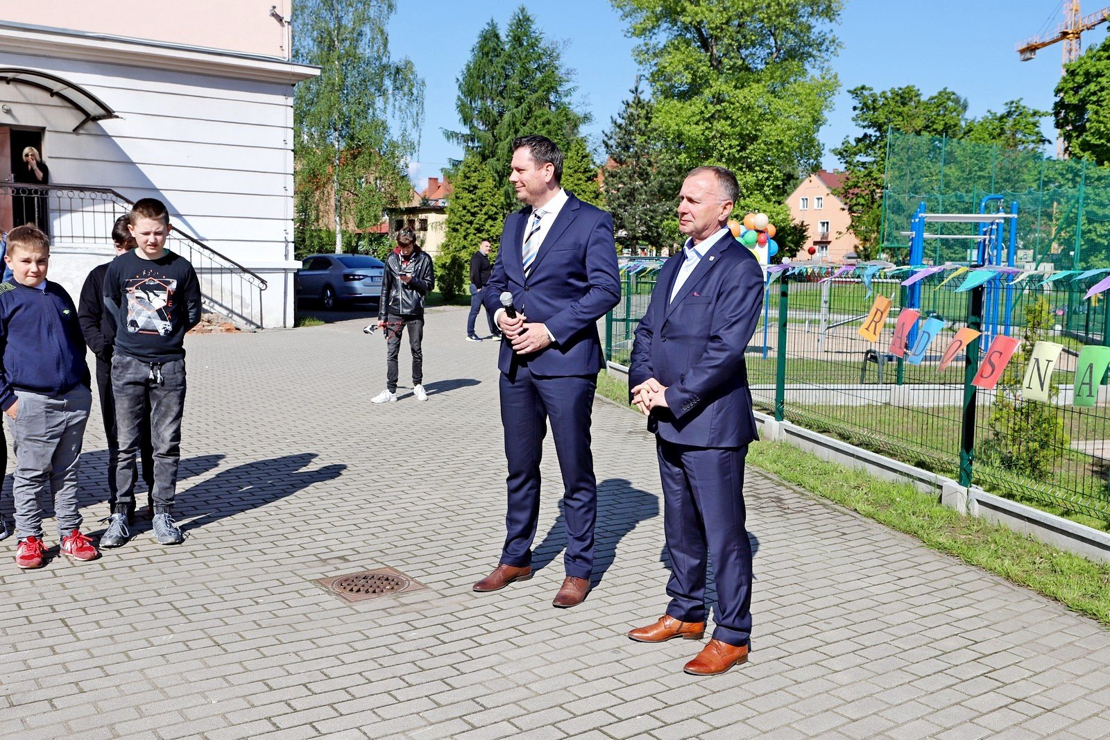 wstega-przecieta-dzieci-moga-sie-bawic-97040