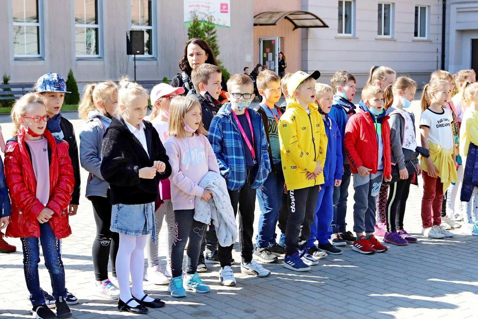 wstega-przecieta-dzieci-moga-sie-bawic-97040