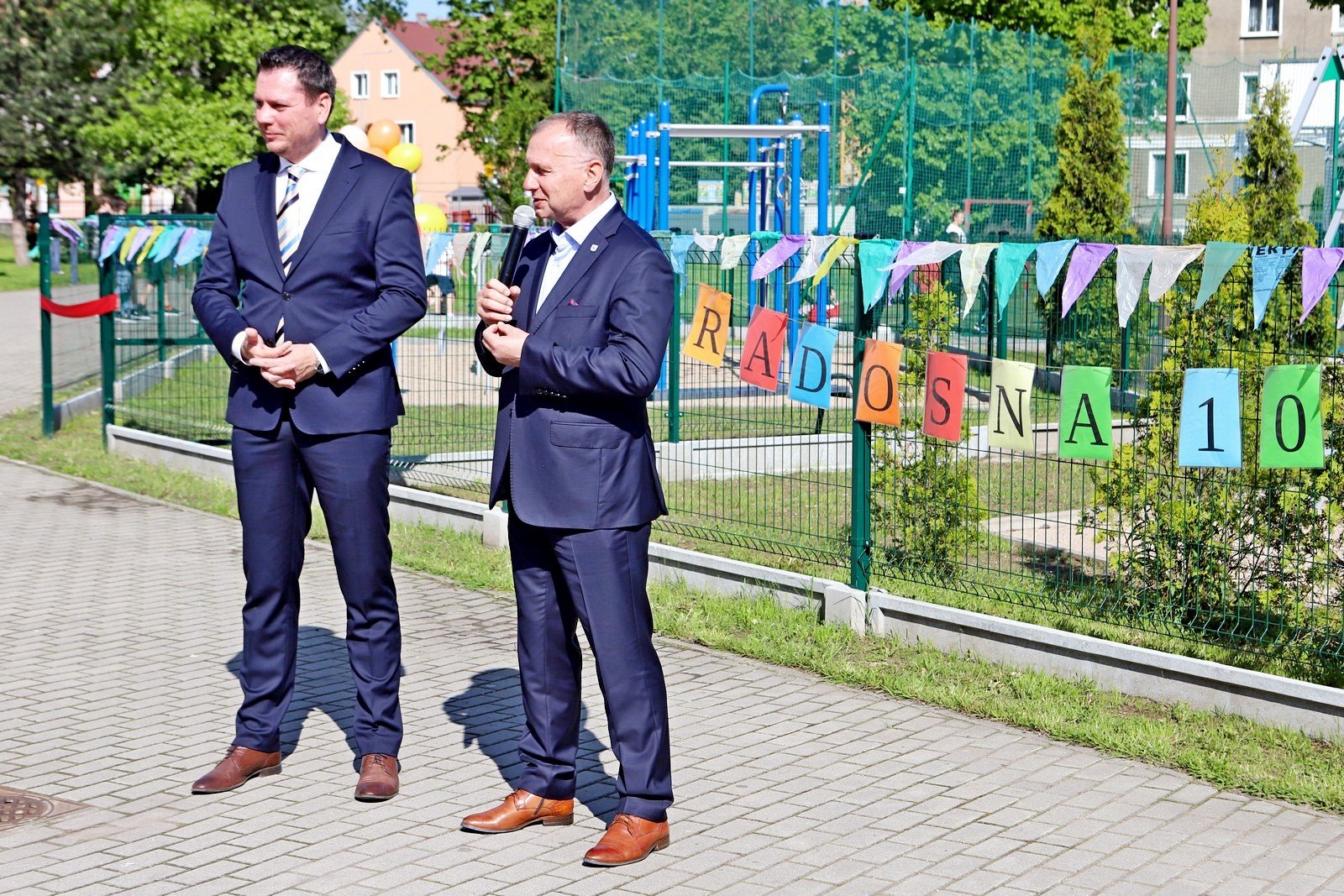 wstega-przecieta-dzieci-moga-sie-bawic-97040