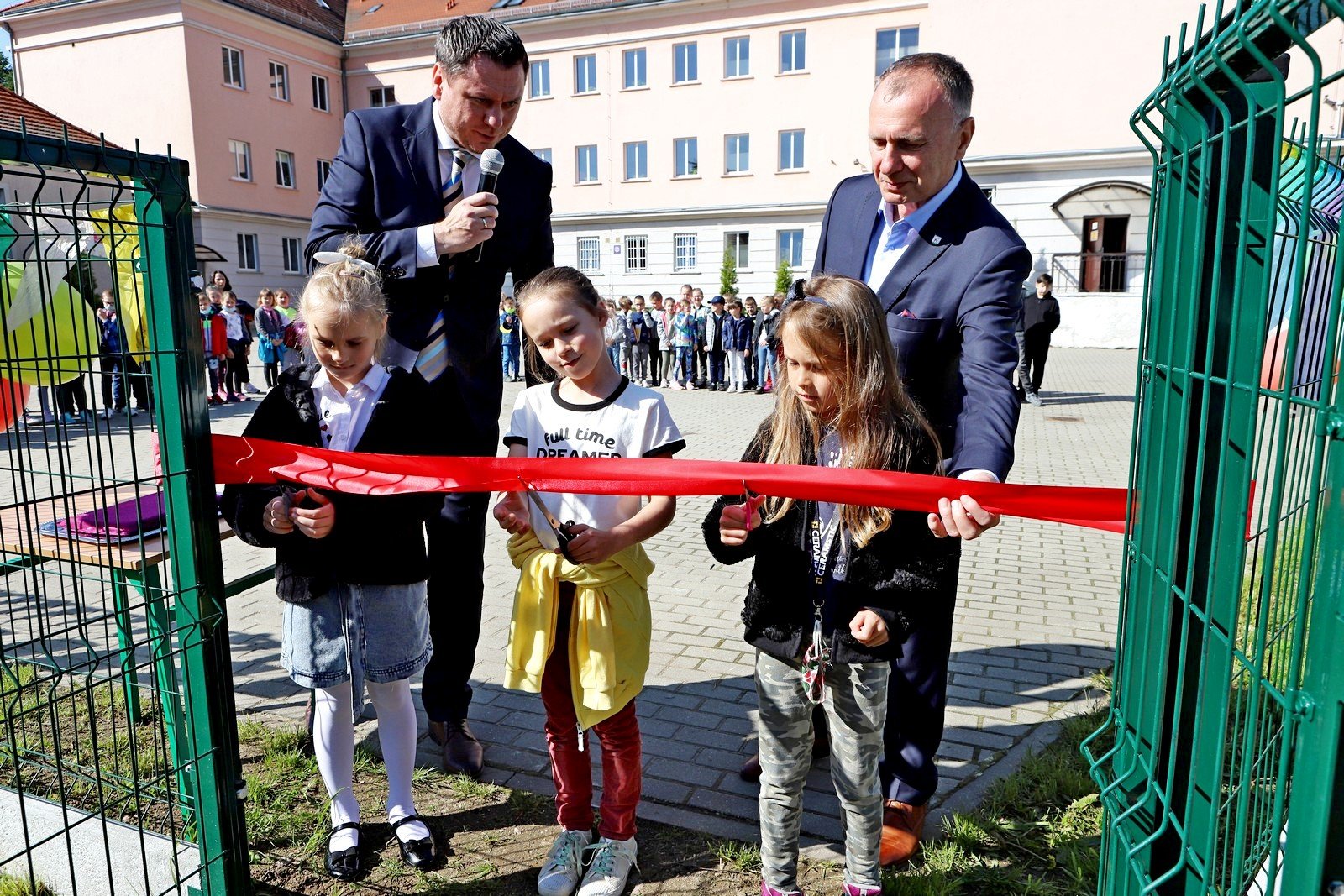 wstega-przecieta-dzieci-moga-sie-bawic-97040