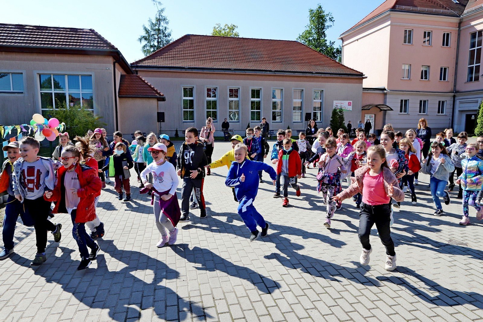 wstega-przecieta-dzieci-moga-sie-bawic-97040