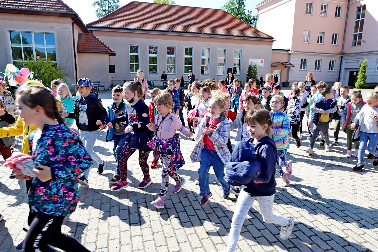 wstega-przecieta-dzieci-moga-sie-bawic-97040