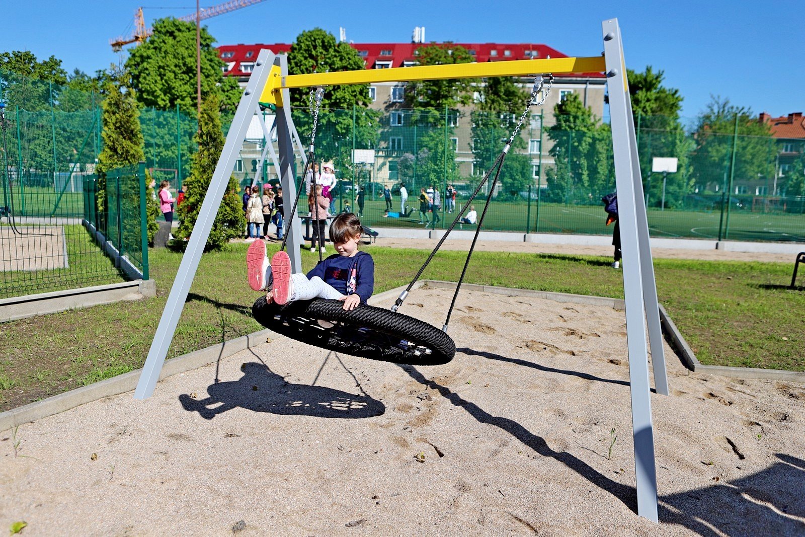 wstega-przecieta-dzieci-moga-sie-bawic-97040