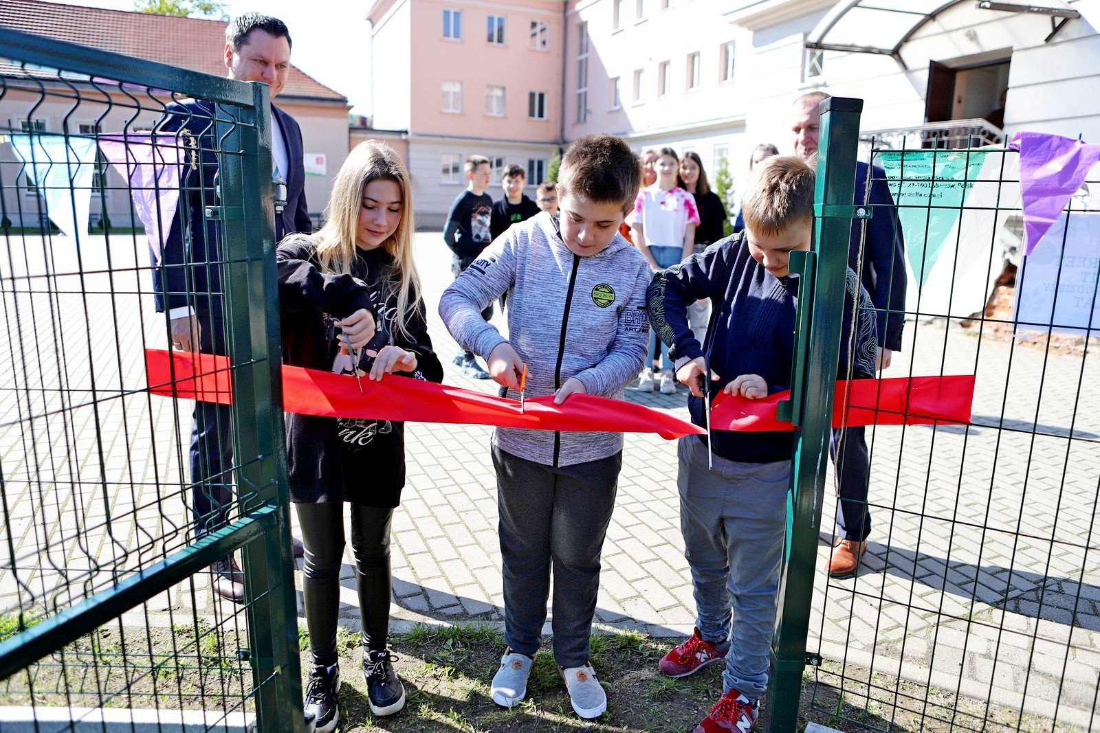 wstega-przecieta-dzieci-moga-sie-bawic-97040