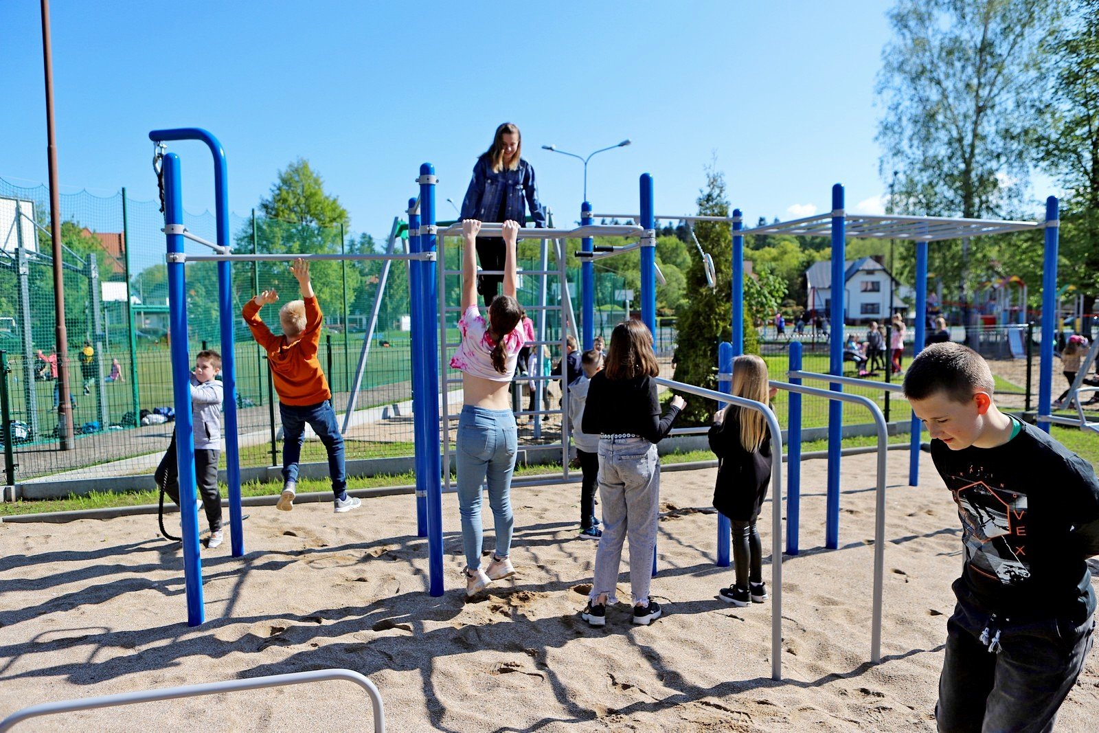 wstega-przecieta-dzieci-moga-sie-bawic-97040
