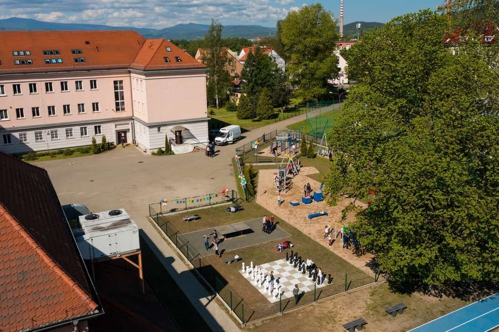 wstega-przecieta-dzieci-moga-sie-bawic-97040