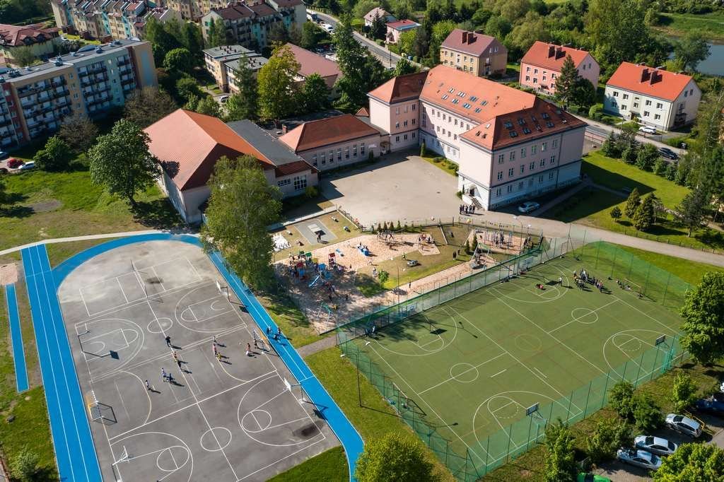 wstega-przecieta-dzieci-moga-sie-bawic-97040