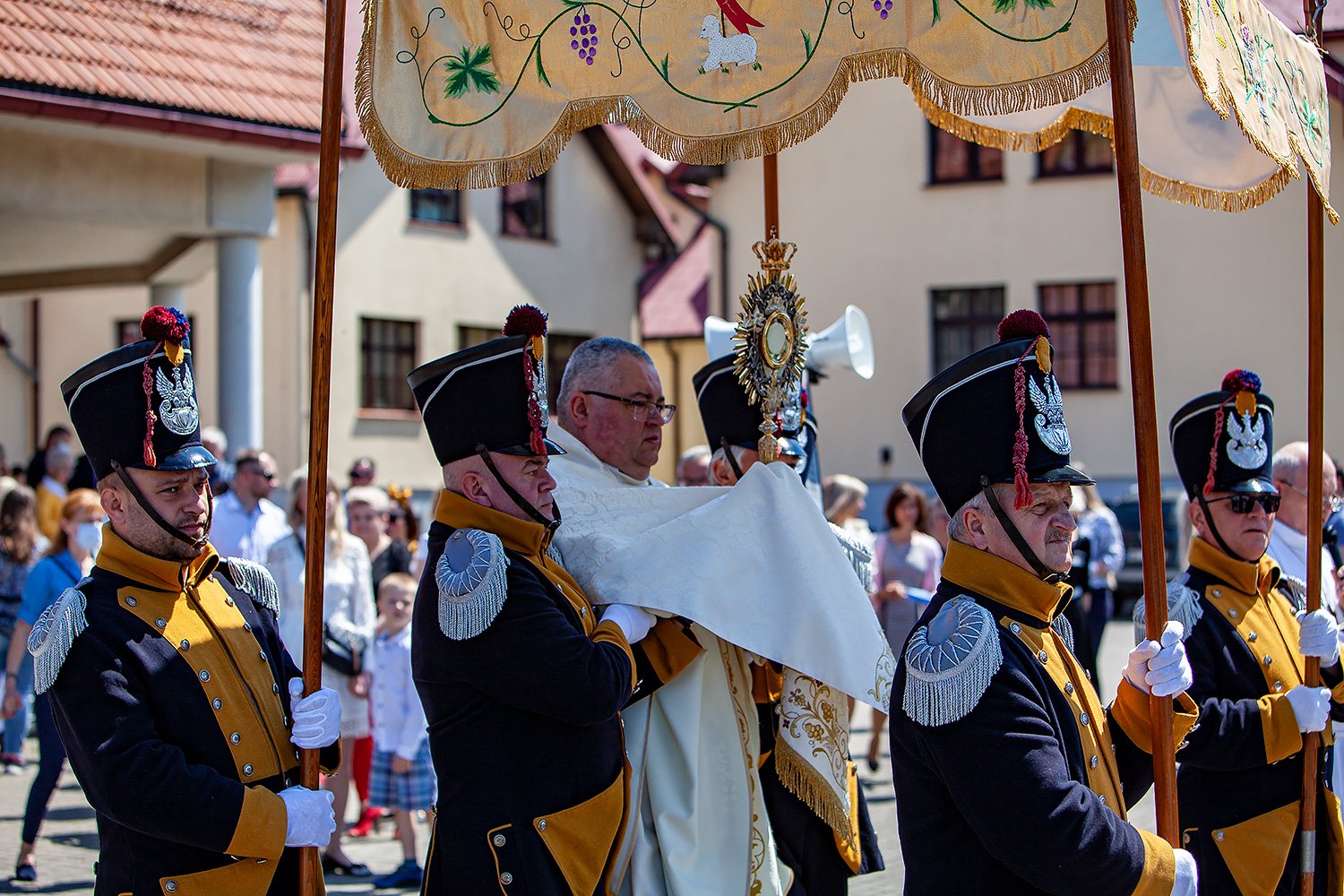 uroczystosci-w-kosciele-pw-matki-bozej-miosierdzia-97156