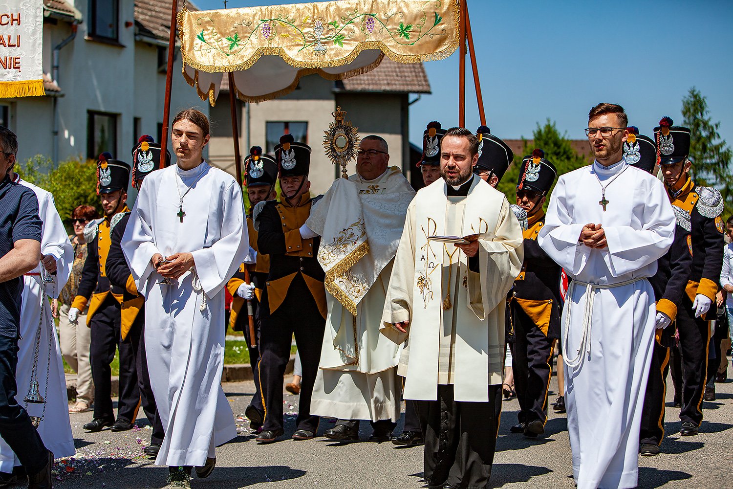 uroczystosci-w-kosciele-pw-matki-bozej-miosierdzia-97156