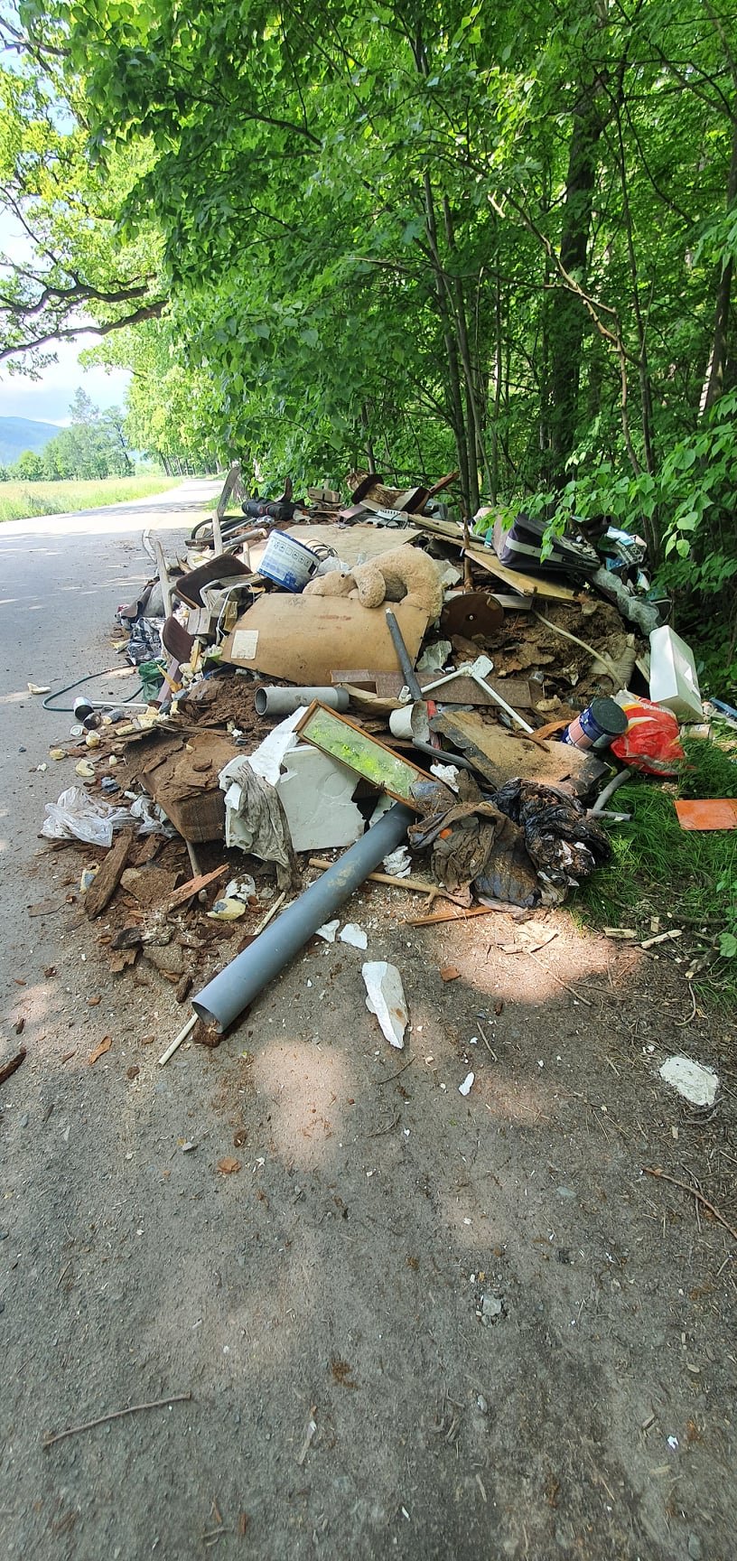 ktos-podrzuci-odpady-tuz-przy-wysypisku-smieci-97220