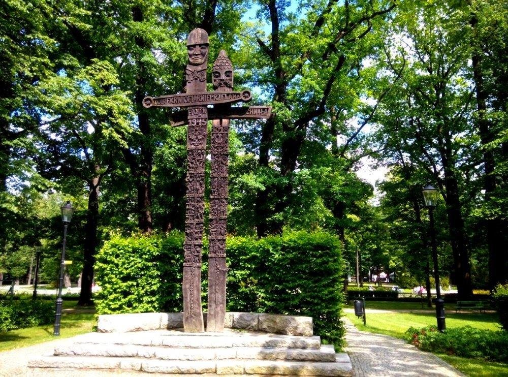 Pomnik Martyrologii i Chwały Oręża Polskiego na postumencie poległych w I wojnie światowej/fot. verenne.pl